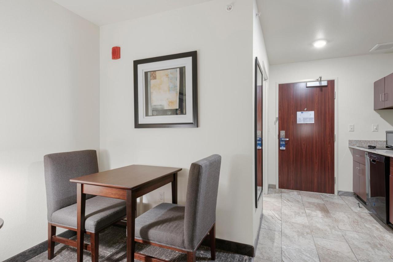 Cobblestone Hotel & Suites - Urbana Екстериор снимка
