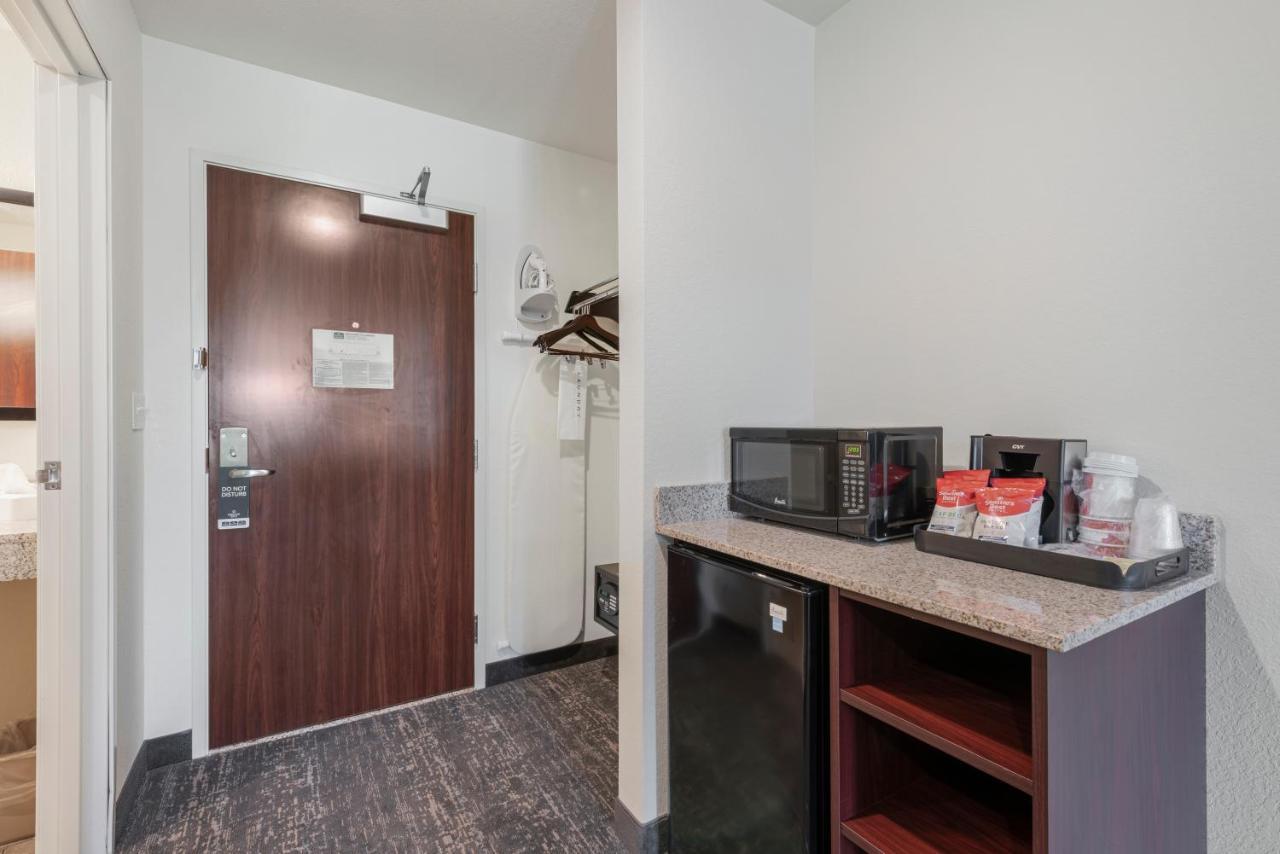 Cobblestone Hotel & Suites - Urbana Екстериор снимка